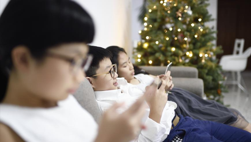 人形机器人逛南京秦淮灯会,2025澳门正版大全免费资料管家婆一码一肖,创新典义解读_增强版V8.27